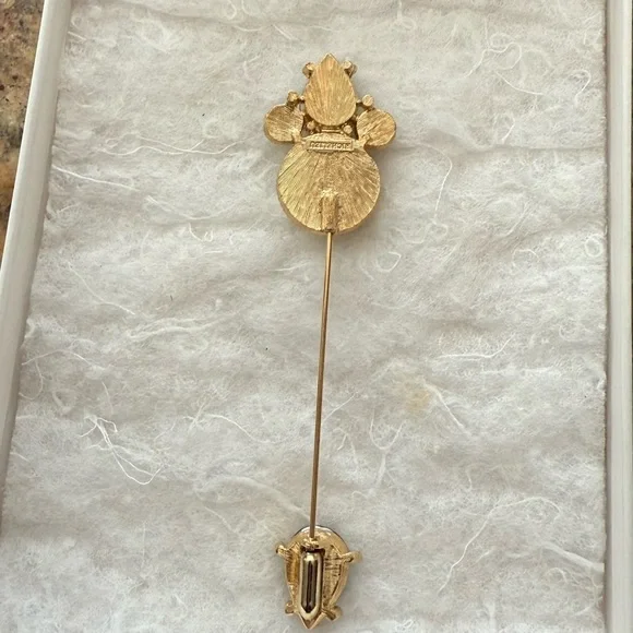 Elegant Gold and Green Richelieu Signed Brooch Pin - Picture 2 of 3